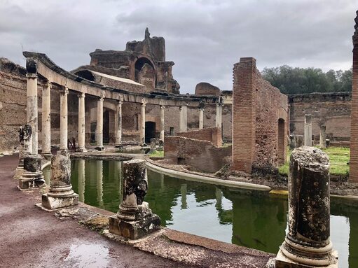 Le magnifique théâtre maritime de la villa Adriana à Tivoli