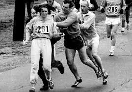 Il y a cinquante ans, Kathrine Switzer devenait la première femme à courir  le marathon de Boston - Elle